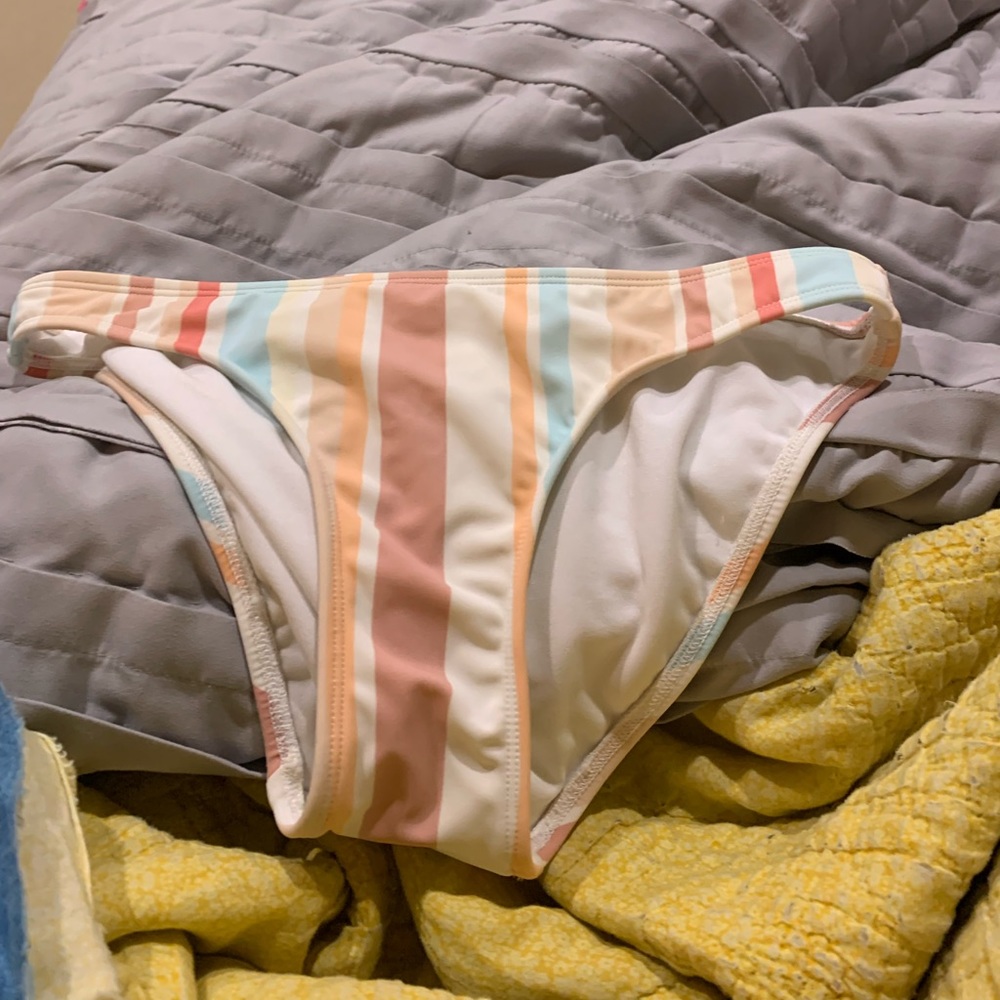Xhilaration bikini bottoms. Size: M